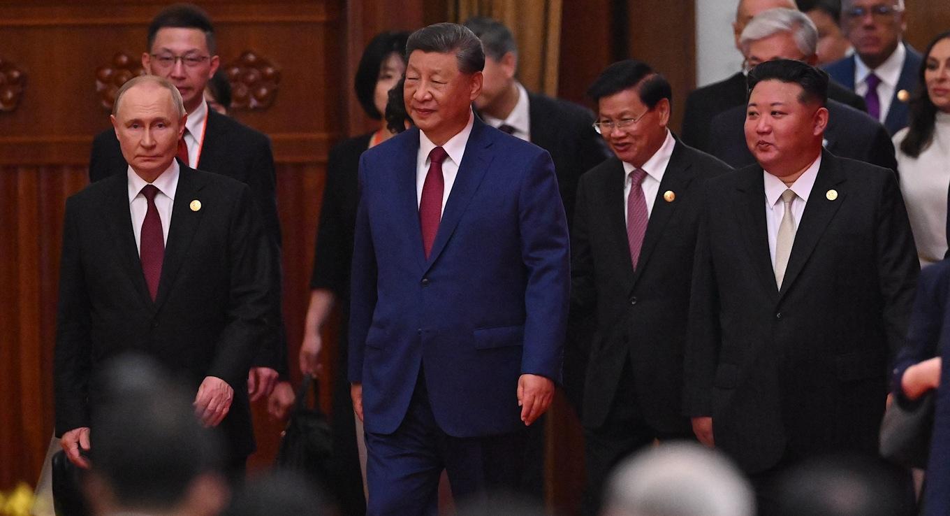 Rysslands president Vladimir Putin, Kinas ledare Xi Jinping, och längst ut till höger Nordkoreas ledare Kim Jong-un, i Folkets stora hall i Peking, den 3 september. Foto: Jade Gao/AFP via Getty Images