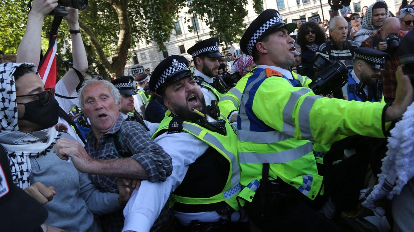 Polis och demonstranter drabbar samman utanför parlamentet i London den 6 september. Foto: Martin Pope/Getty Images