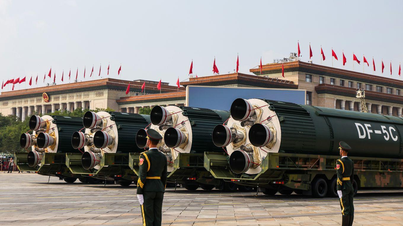 Militärparad på Himmelska fridens torg i Peking den 3 september, till minne av 80-årsdagen av segern över Japan i andra världskriget. Experter har analyserat vad som visades upp. Foto: Lintao Zhang/Getty Images