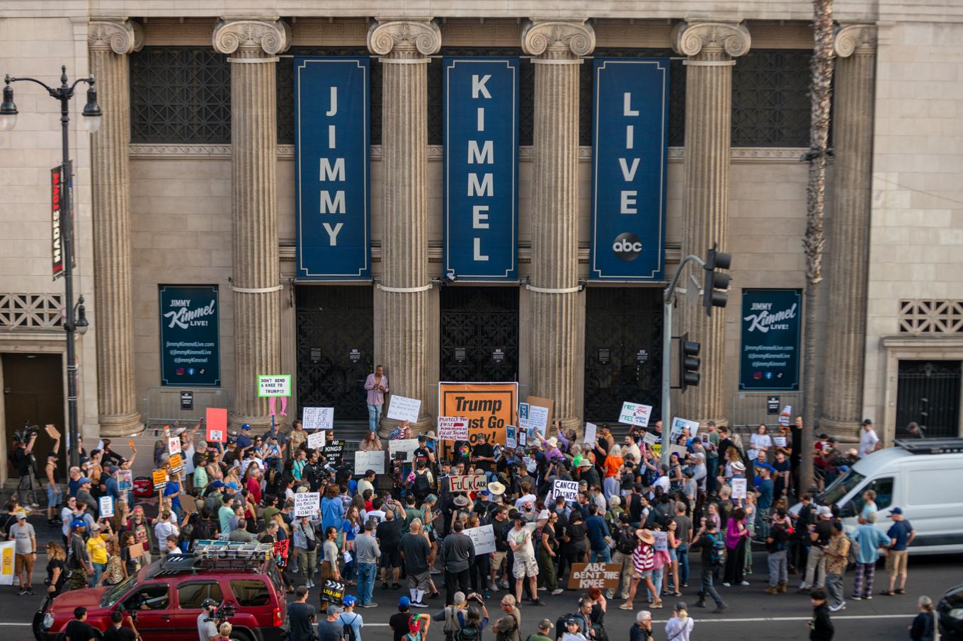 Demonstranter protesterar mot att Jimmy Kimmels program tagits bort, utanför Capitan Theatre i Los Angeles Foto: Benjamin Hanson/Middle East Images/AFP via Getty Images
