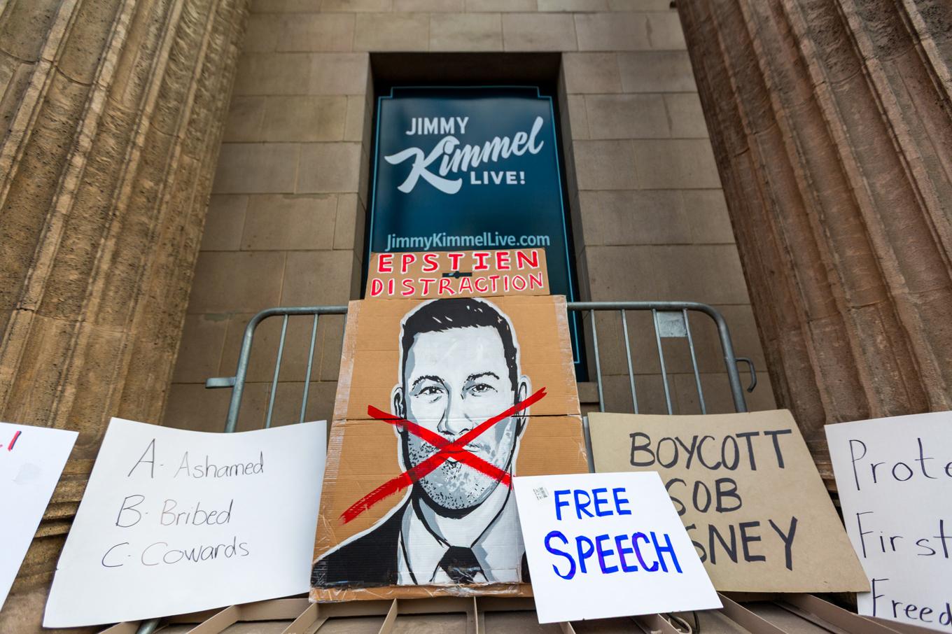 Demonstranter utanför El Capitan Theatre i Los Angeles har lagt ut plakat som protesterar mot att ABC stoppat programmet ”Jimmy Kimmel Live!” Foto: Benjamin Hanson/Middle East Images/AFP via Getty Images