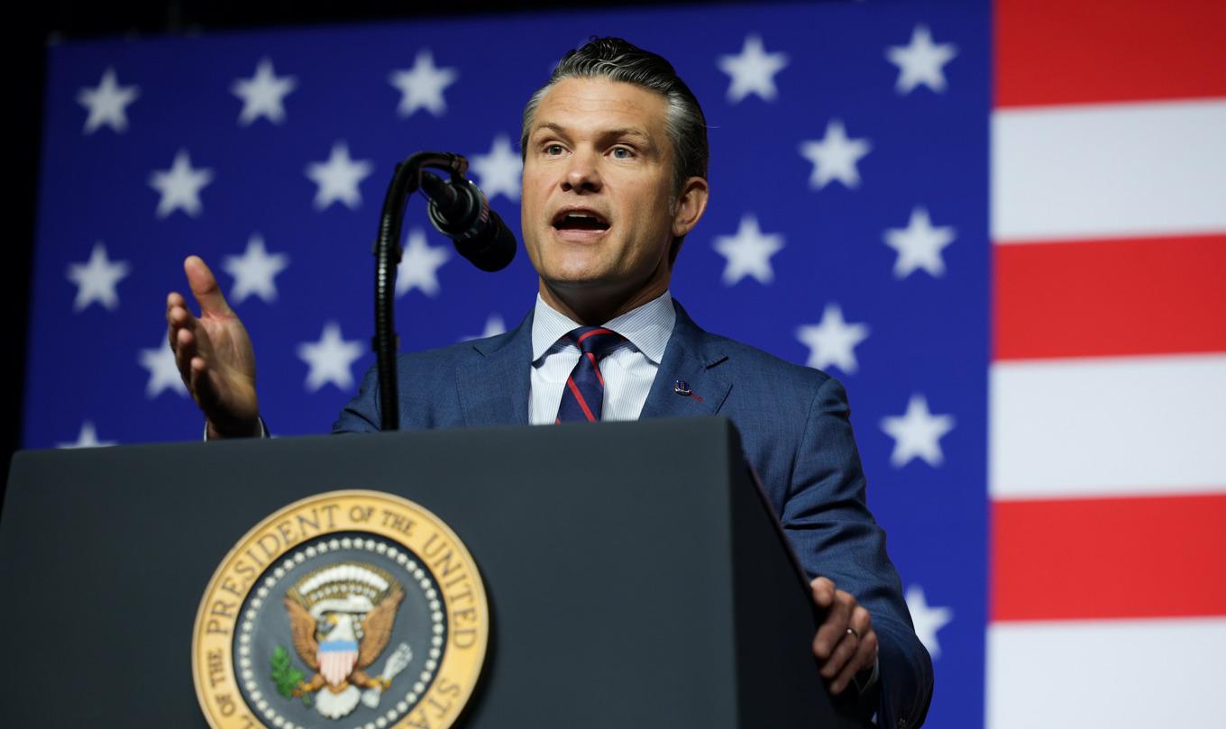 Krigsminister Pete Hegseth talar till samlade militärledare i Quantico, Virginia, den 30 september. Foto: Alex Wong/Getty Images
