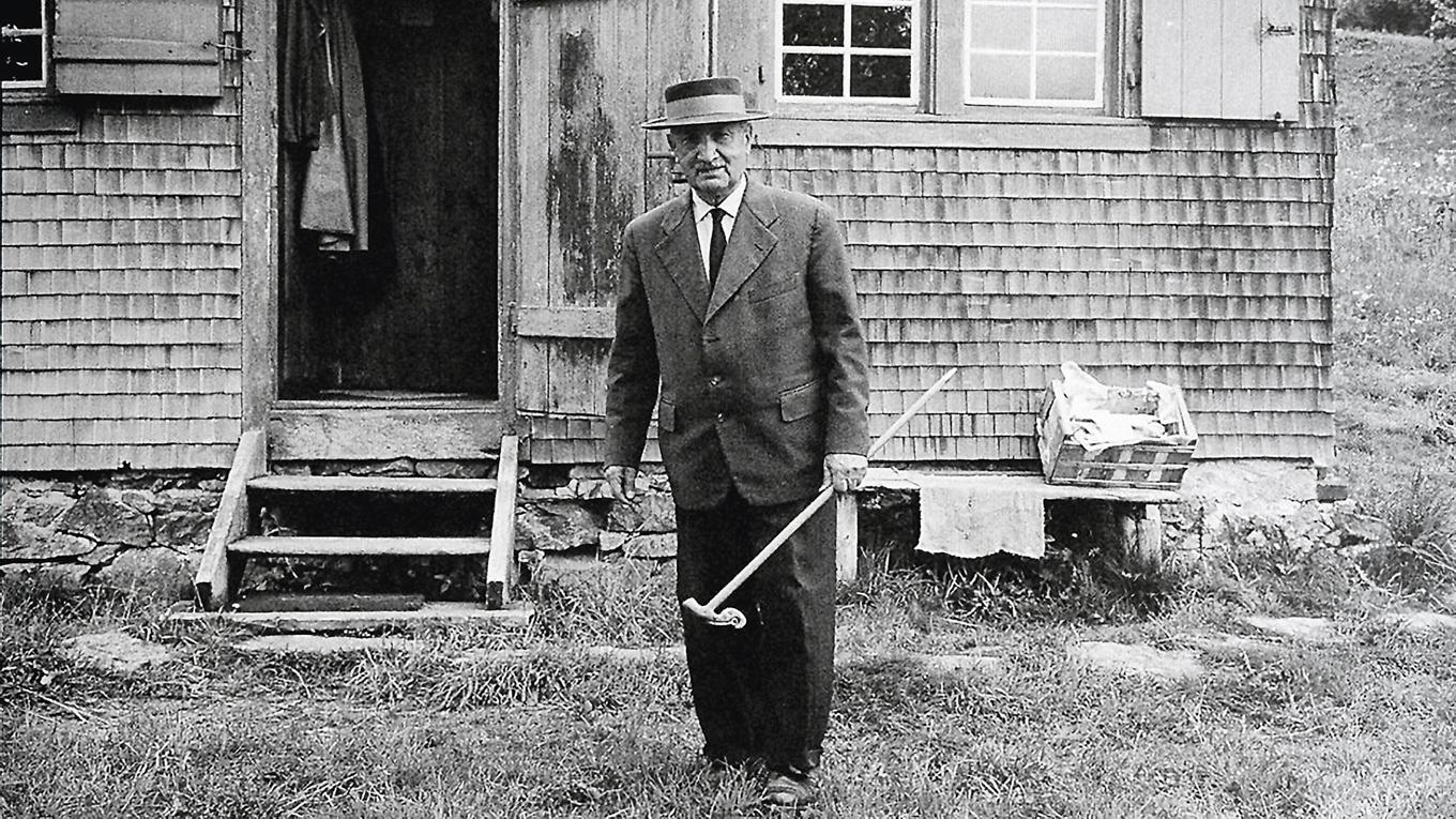 Även om Martin Heideggers filosofi inte är känd för sin enkelhet, såg han storheten i det enkla. Här ser vi filosofen på ålderns höst. Public Domain