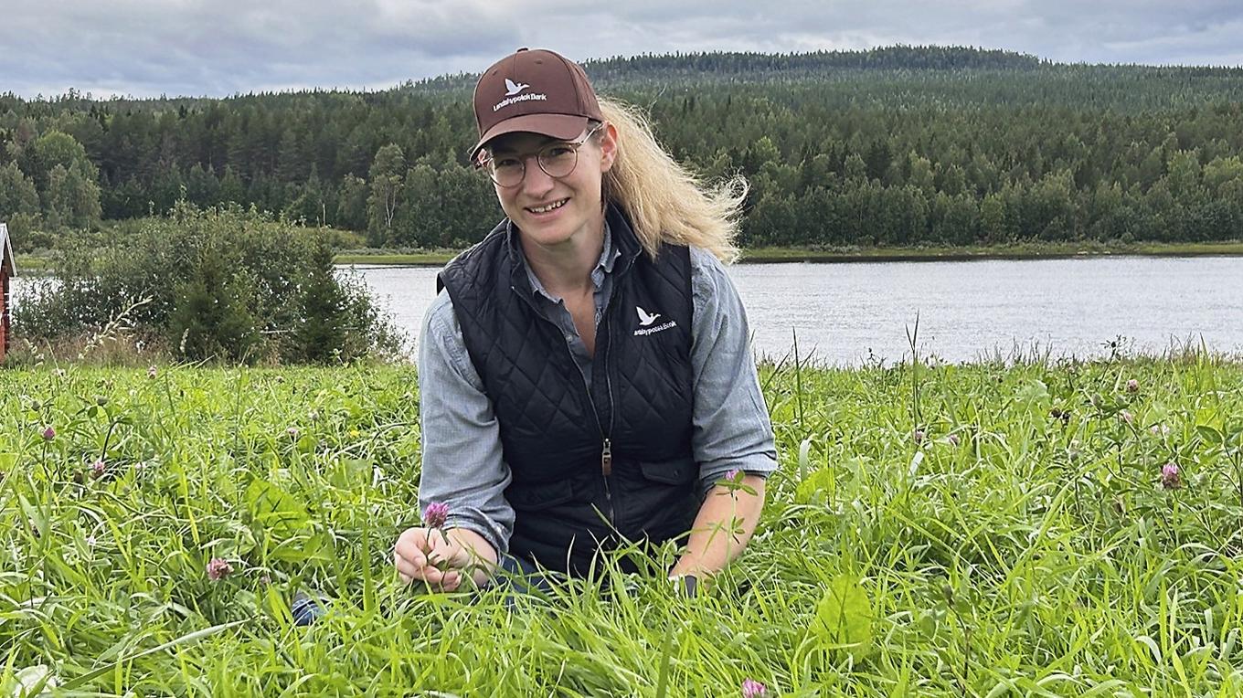 Hulda Wirsén, lantbrukare i Överkalix, är nöjd med årets skörd och säger att både vårkorn och vall har gett bra resultat. Foto: Landshypotek