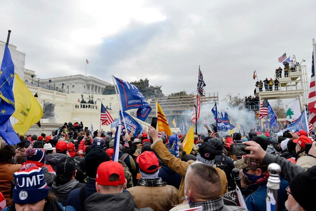 Anhängare till Donald Trump protesterar utanför Kapitolium innan det ökända intrånget, den 6 januari 2021. Foto: Joseph Prezioso/AFP via Getty Images