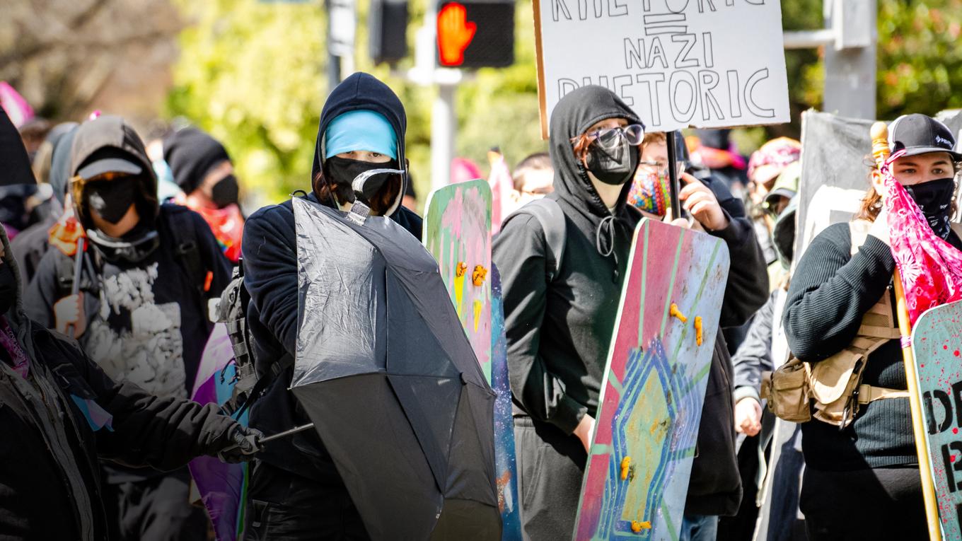 Antifa-aktivister i Sacramento, Kalifornien. Antifa är en rörelse som uppmärksammats för att dra till sig transpersoner som senare begår brott eller våldsdåd. Foto: John Fredricks