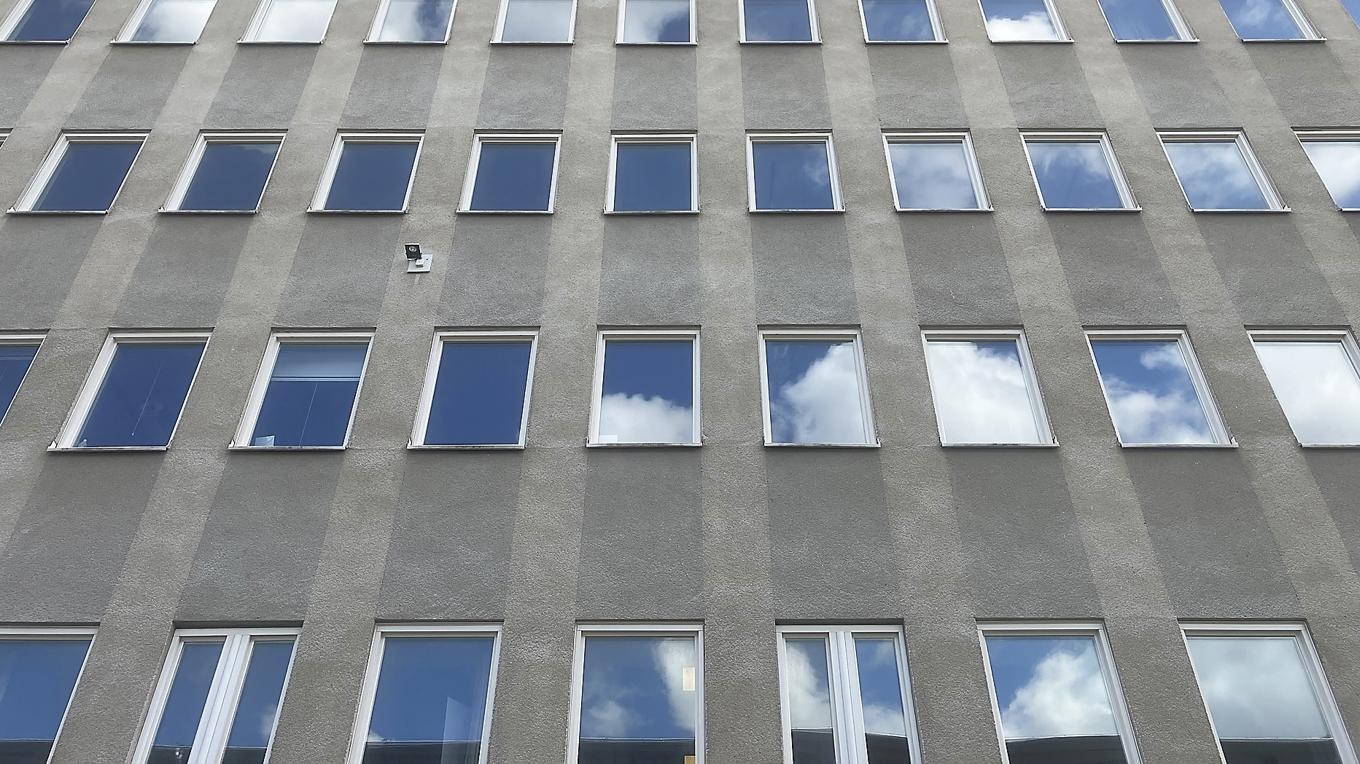 En ensamhet inbyggd i själva tiden, i en arkitektur lika stum som omänsklig. Foto: Egon Malmström