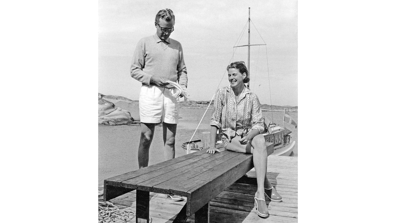 Bakom Ingrid Bergman och Lars Schmidt syns Schmidts segelbåt Mayflower, som trafikerade vattnen utanför Fjällbacka på den bohuslänska kusten. Foto: Hembygdsarkivet Fjällbacka