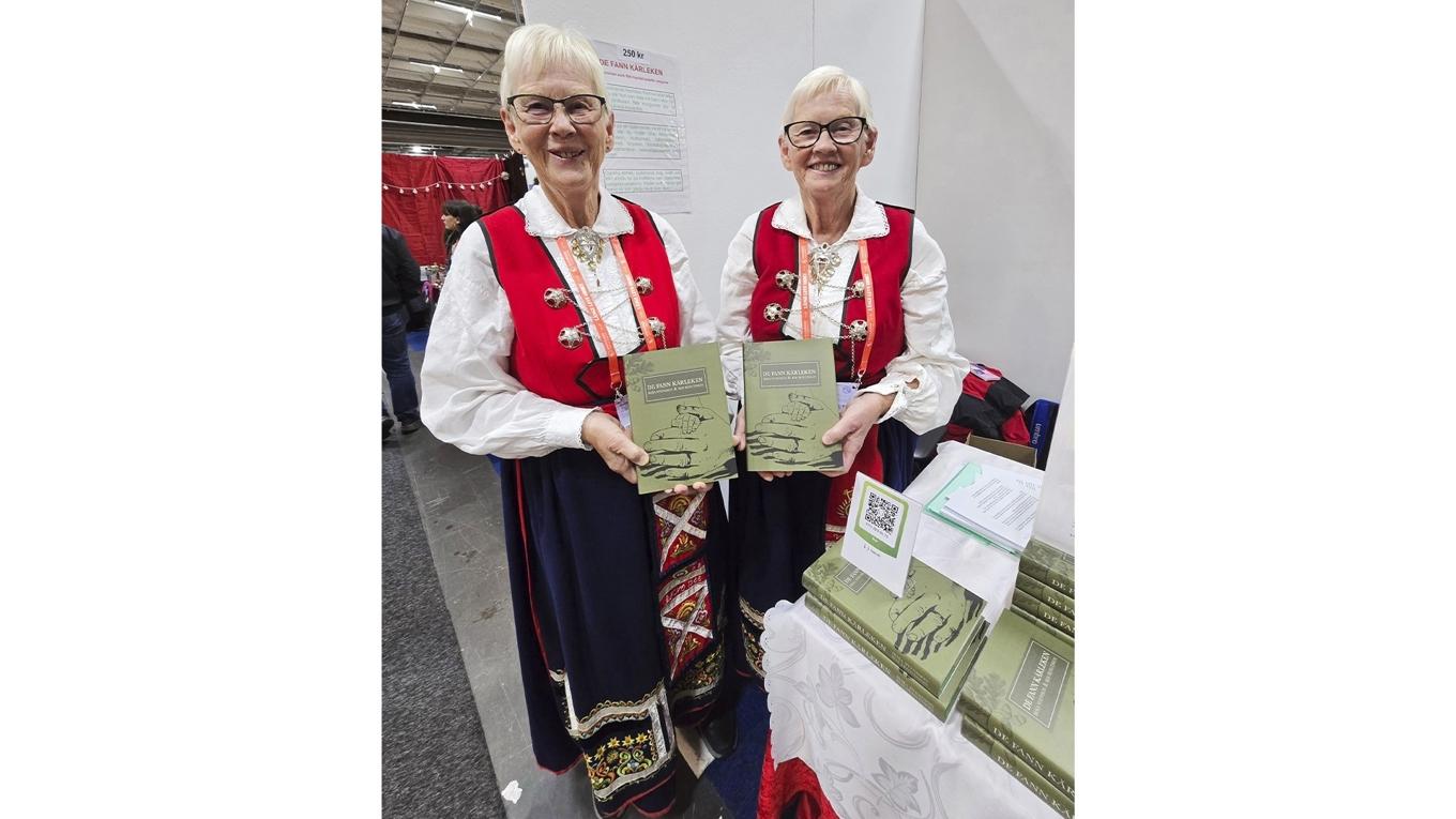 För att kunna leva sig in i berättelserna har systrarna varit på platserna som beskrivs i boken – bland annat en jordkula och en backstuga. Foto: Jenny Ljungkvist