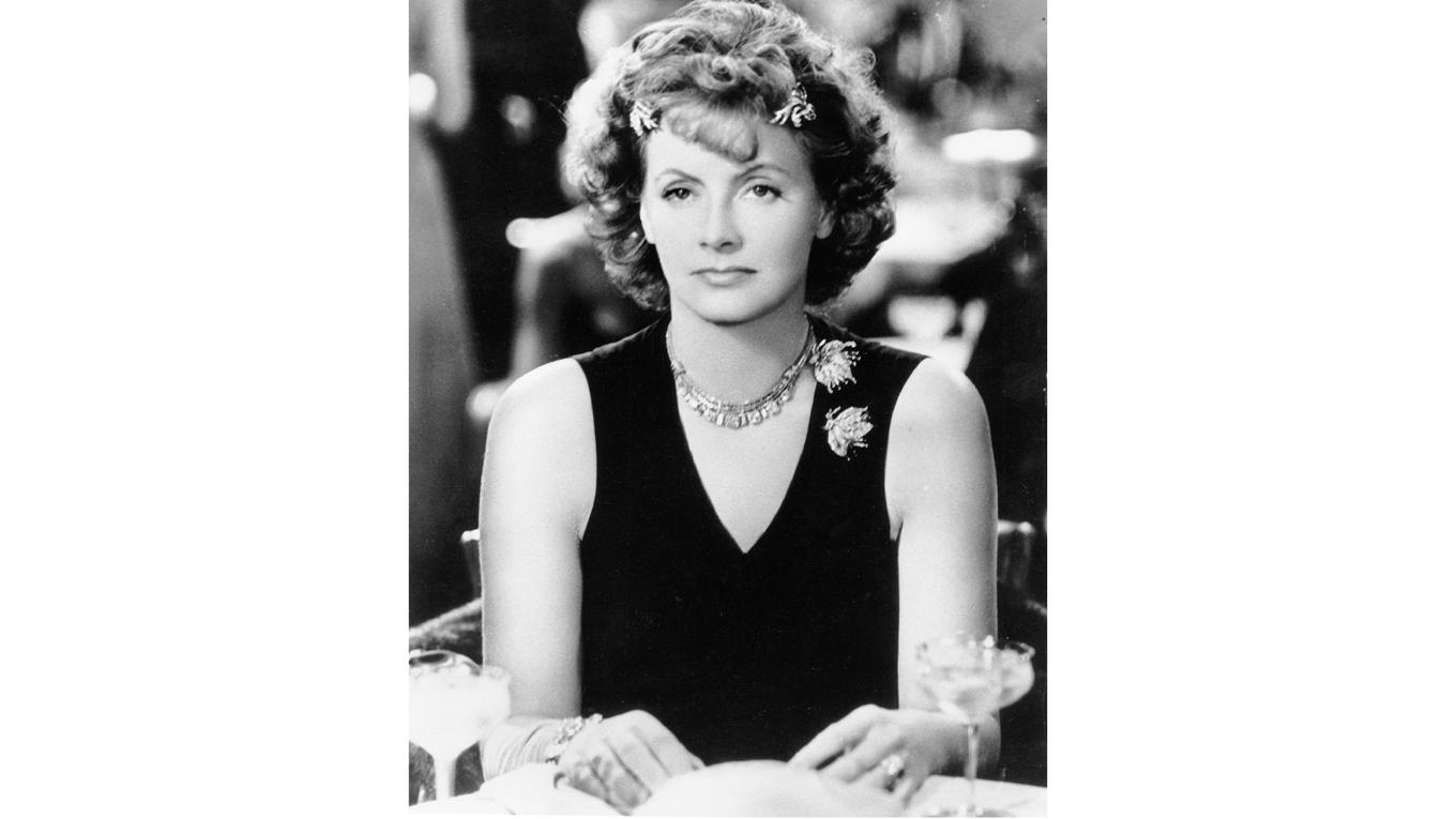 Den 18 september skulle myten och filmikonen Greta Garbo ha fyllt 120 år. Vi hyllar i detta nummer den ”gudomliga”, och vi gör det naturligtvis – reservationslöst! Foto: AP/TT BILD
