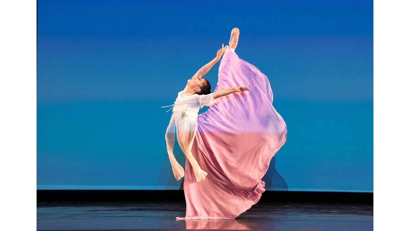 Karina Fu, som medverkar i föreställningen Shen Yun, vann guld i den kvinnliga vuxenkategorin i finalen av NTD:s internationella tävling i klassisk kinesisk dans. Foto: Epoch Times