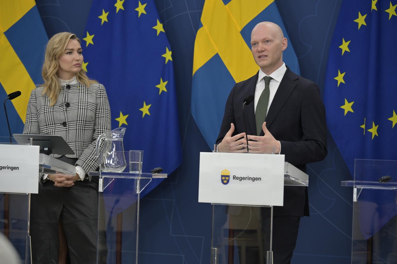 Energi- och näringsminister Ebba Busch tillsammans med Finansmarknadsminister Niklas Wykman (M) under presskonferensen. Foto: Roger Sahlström