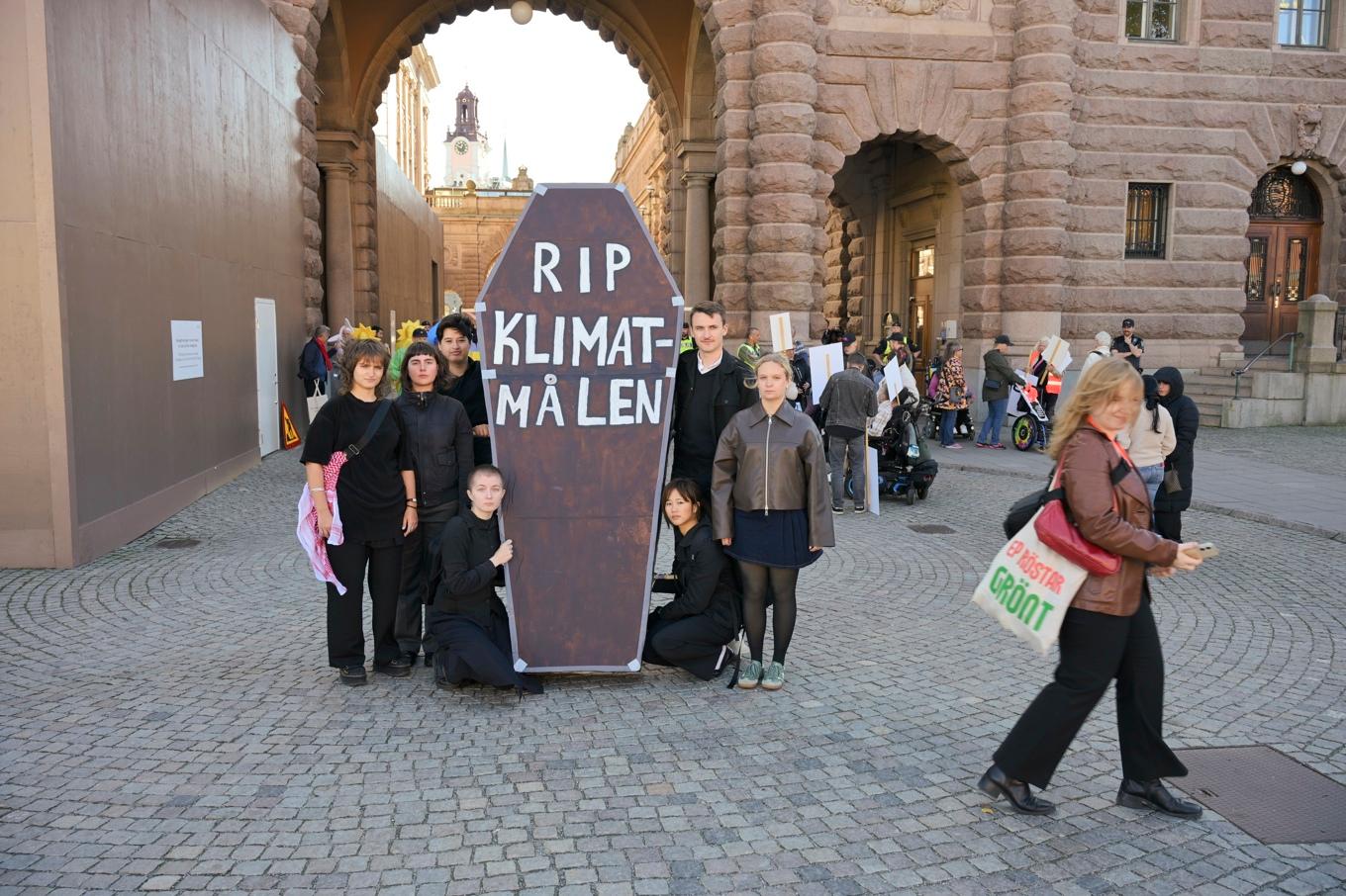 Demonstranter under budgetvandringen var inte nöjda med regeringens klimatpolitik. Foto: Roger Sahlström