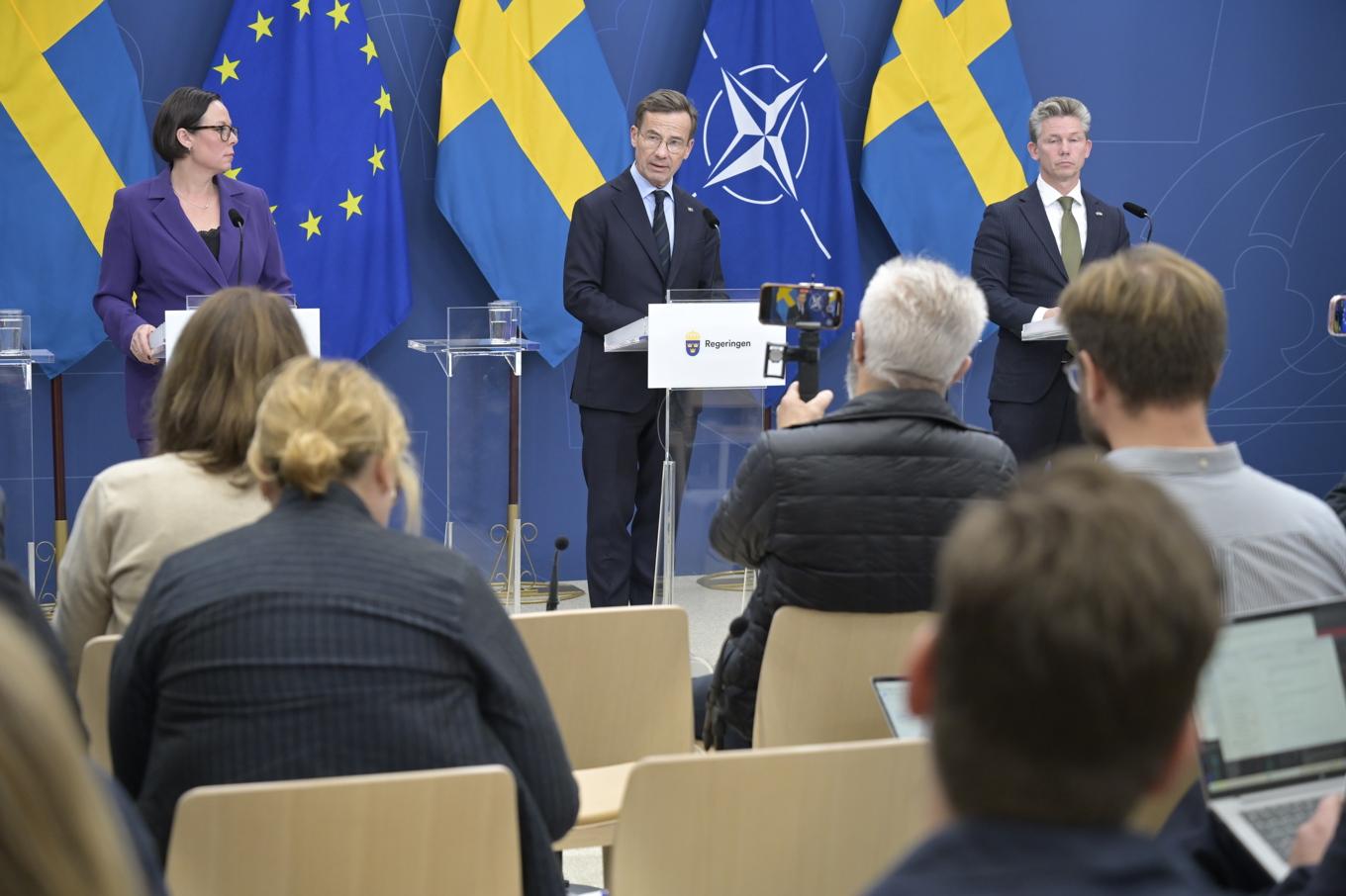 Maria Malmer Stenergard (M), utrikesminister, Ulf Kristersson (M), statsminister, Pål Jonson (M), försvarsminister. Foto: Roger Sahlström.