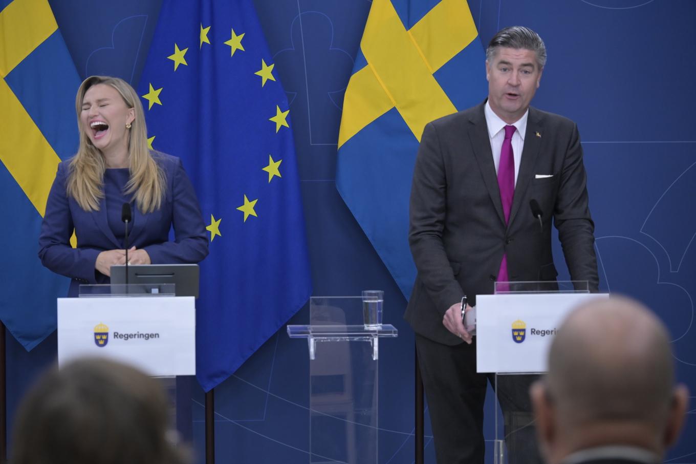 Ebba Busch (KD), energi- och näringsminister, har roligt på podiet tillsammans med Oscar Sjöstedt (SD), ekonomisk-politisk talesperson. Foto: Roger Sahlström.