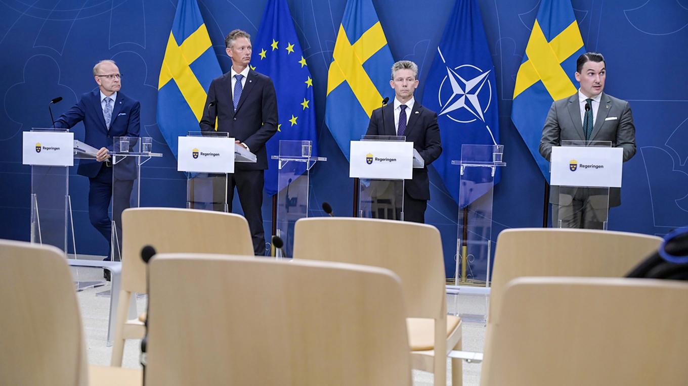Mikael Oscarsson, försvarspolitisk talesperson (KD), Matheus Enholm, försvarspolitisk talesperson (SD), Pål Jonson, försvarsminister (M), Joar Forssell, utrikespolitisk talesperson (L). Foto: Roger Sahlström.