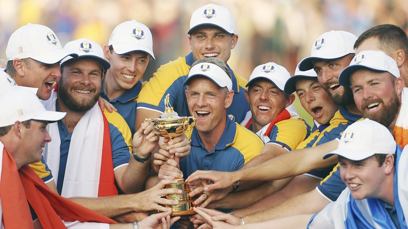 Europas spelare, med bland andra Ludvig Åberg, med Ryder Cup-pokalen efter segern i singelmatcherna i Ryder Cup 2023 i Rom. Foto: Patrick Smith/Getty Images