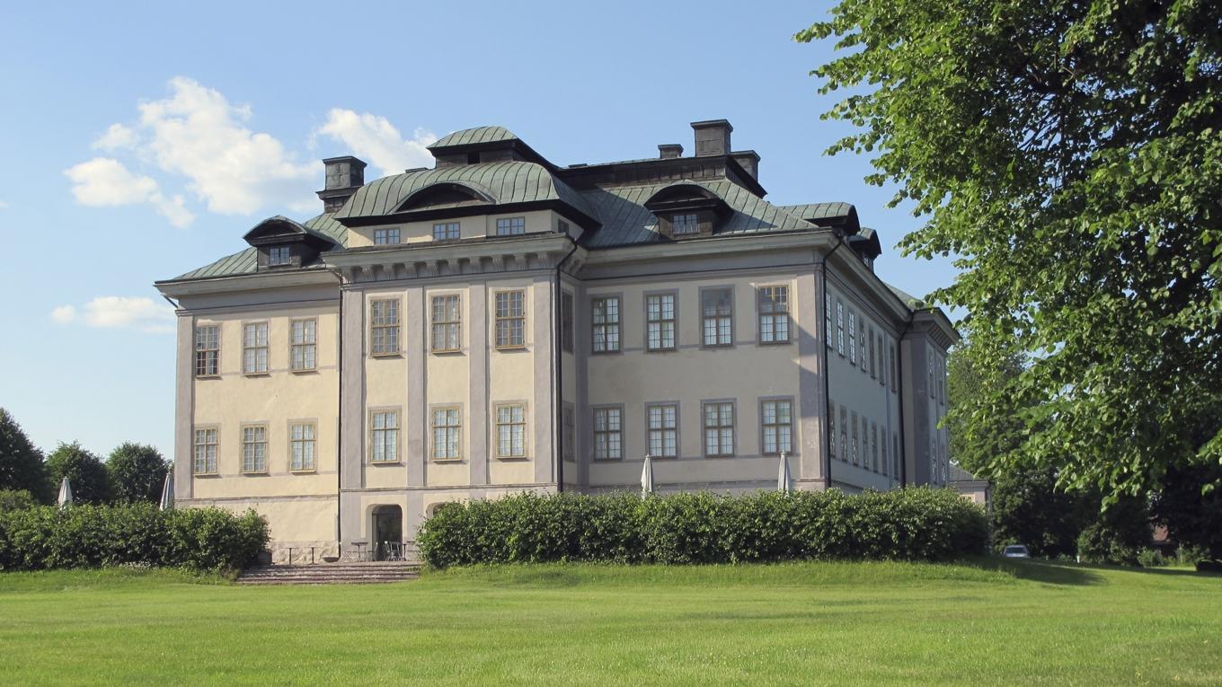 En försäljning av Salsta slott skulle betyda att inredningen försvinner samt risk för förvanskning av de välbevarade interiörerna, skriver debattören. Foto: Kristina Berglund