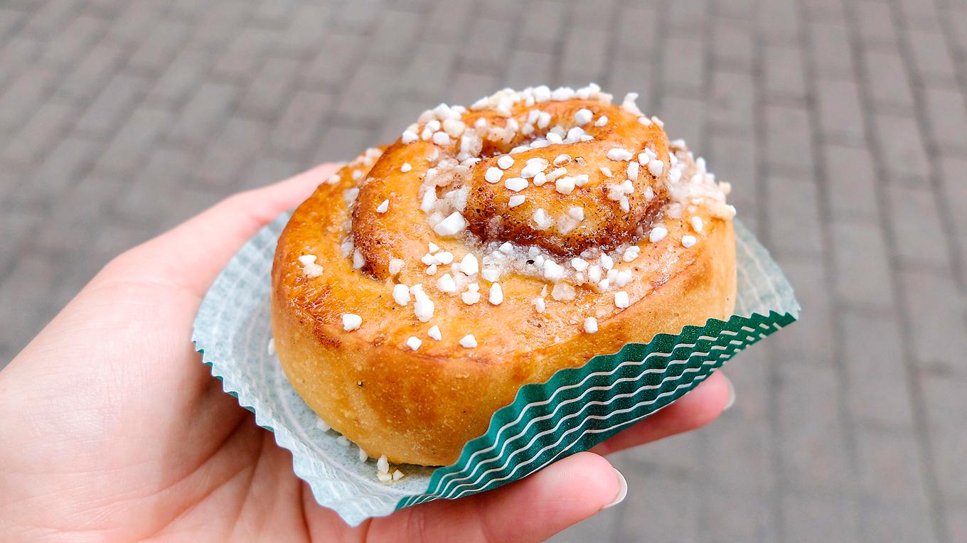 Doften av nygräddade kanelbullar ligger numera alltid tung över alla de platser vi passerar eller där vi möts, skriver kåsören. Foto: Shutterstock