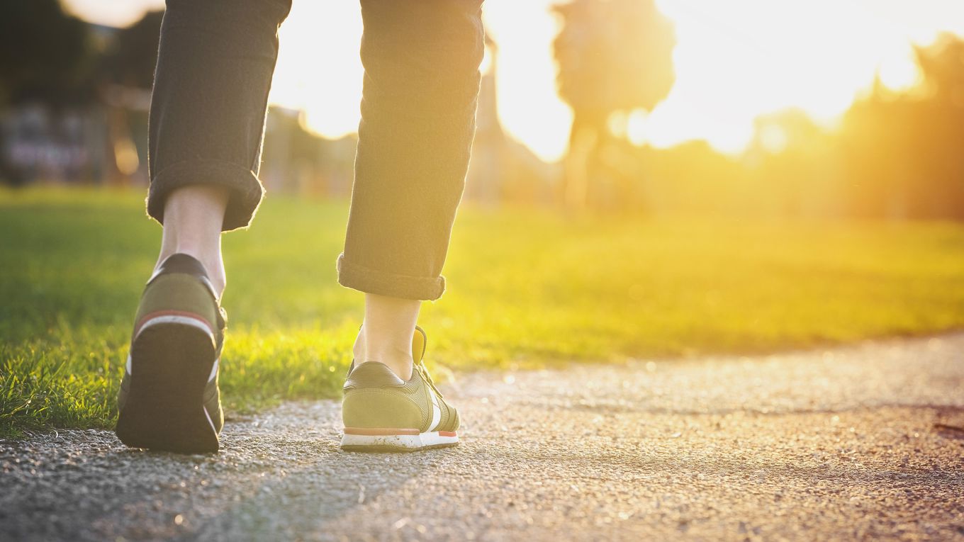 Mikrovanor – som Birgitta Thörn tror starkt på – är att ta små, små dagliga steg med goda vanor mot bättre hälsa. Foto: Kulkova Daria/Shutterstock