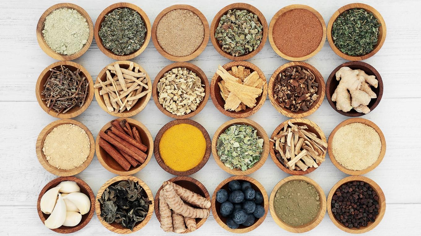 Ayurvedans apotek skiljer sig rejält från de pilleraskar, burkar och krämer vi hittar på våra apotek här i väst. Foto:  Marilyn Barbon/Shutterstock