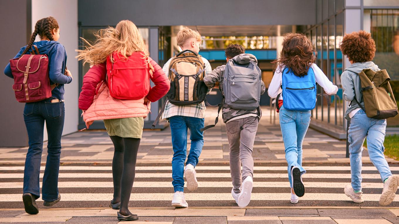 Barn på väg till skolan. Foto: Shutterstock