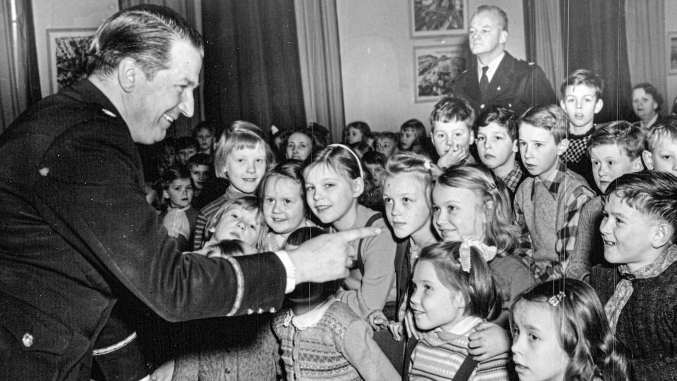 Överkonstapel Karl Erik Engström talar om trafiksäkerhet, 1953. Foto: SVD/TT