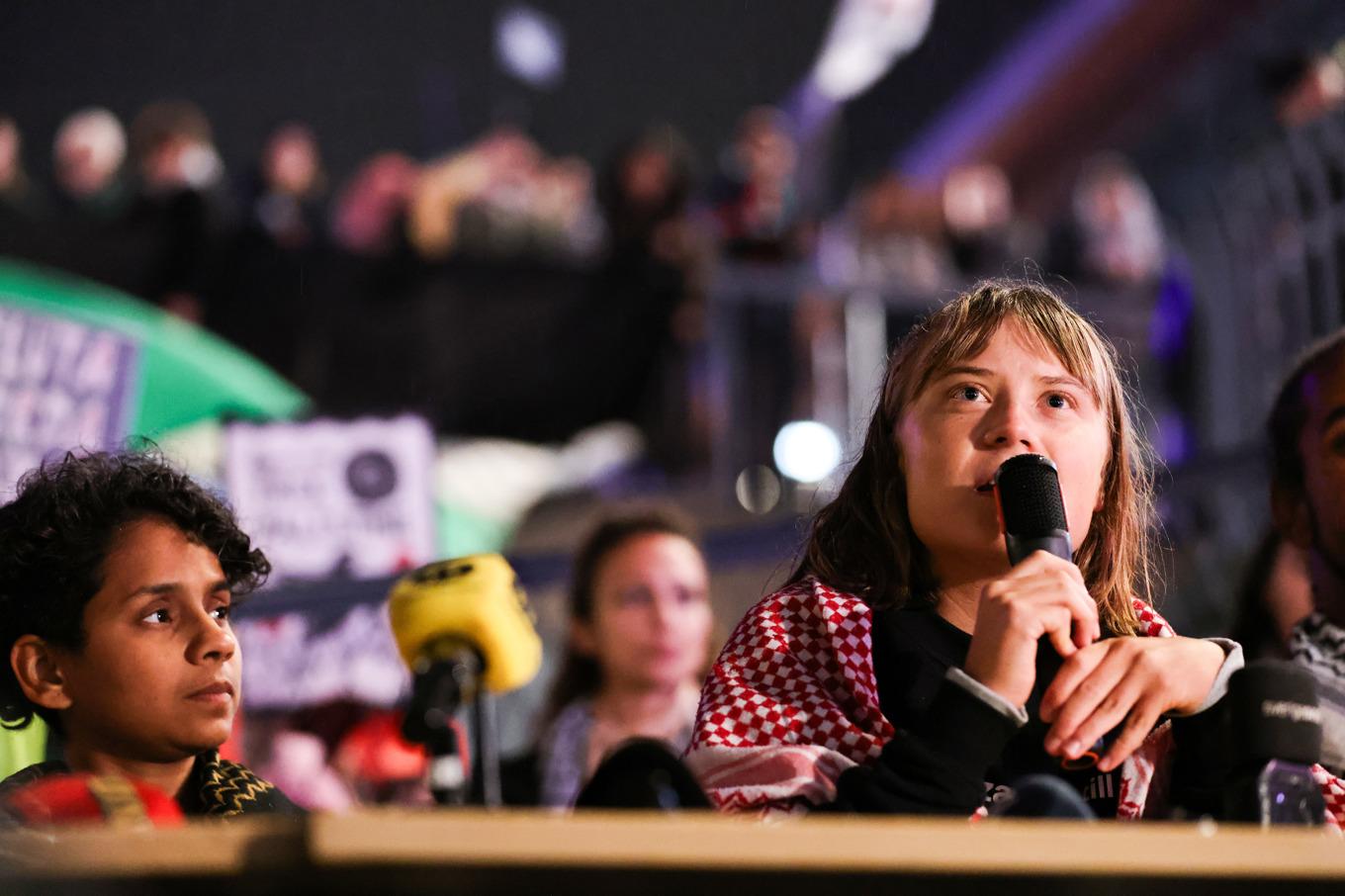 Greta Thunberg och aktivister från Global Sumud Flotilla håller en pressträff på Sergels torg. Foto: Caisa Rasmussen/TT