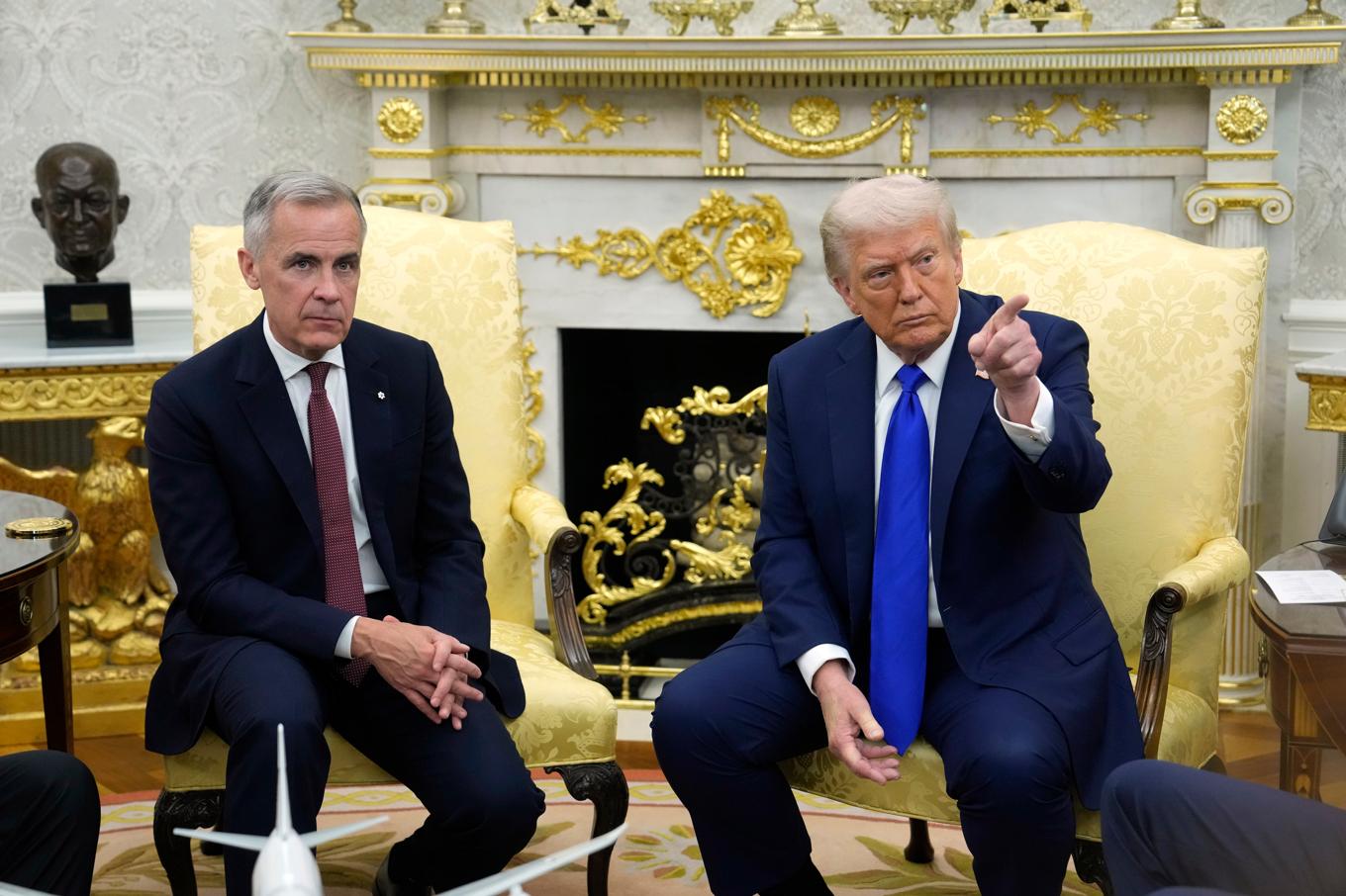 Kanadas premiärminister Mark Carney tillsammans med USA:s president Donald Trump i Vita huset på tisdagen. Foto: Adrian Wyld/AP/TT