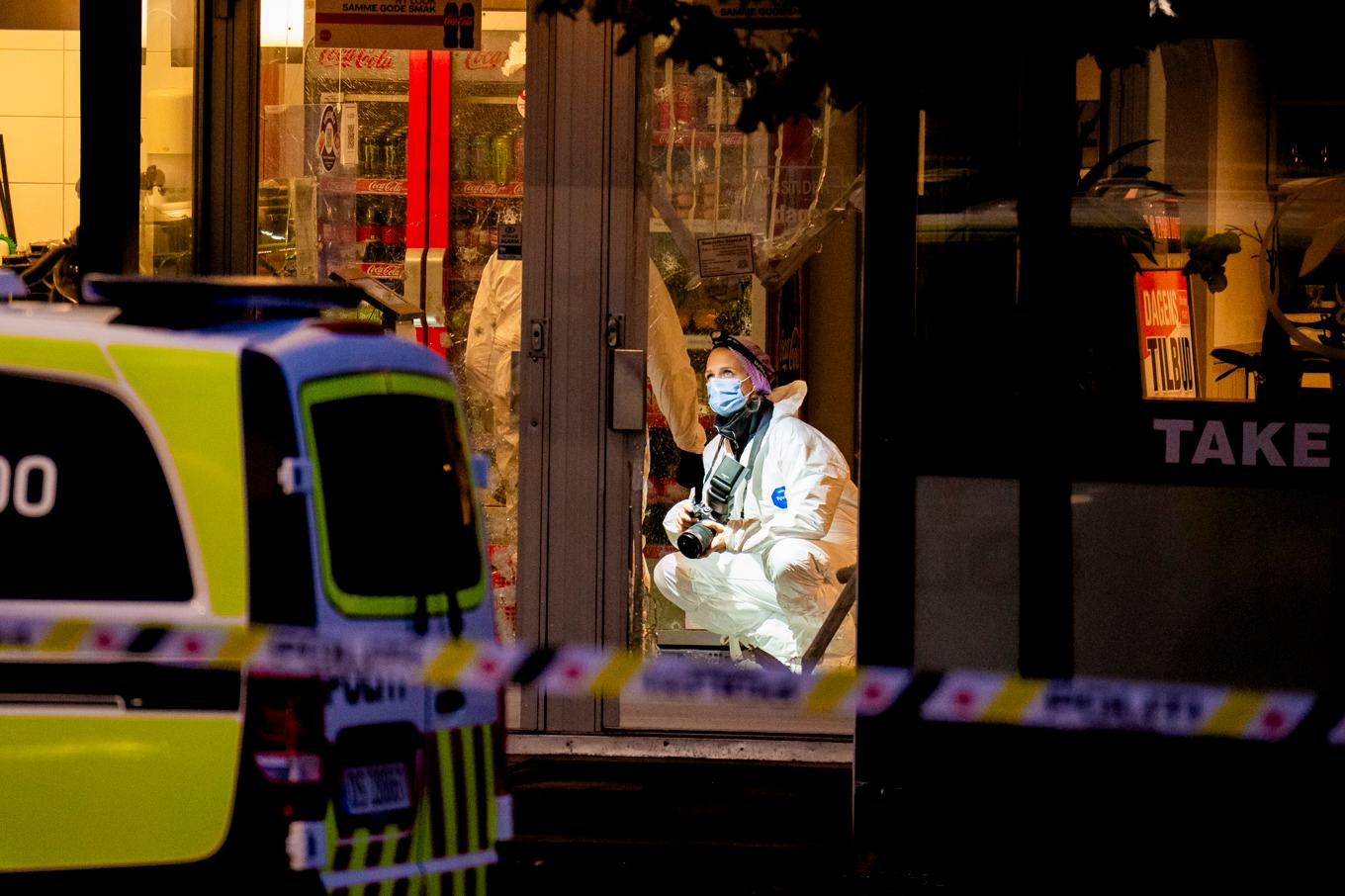 Polisens tekniker på plats efter nattens explosion vid en restaurang i Strømmen. Foto: Stian Lysberg Solum