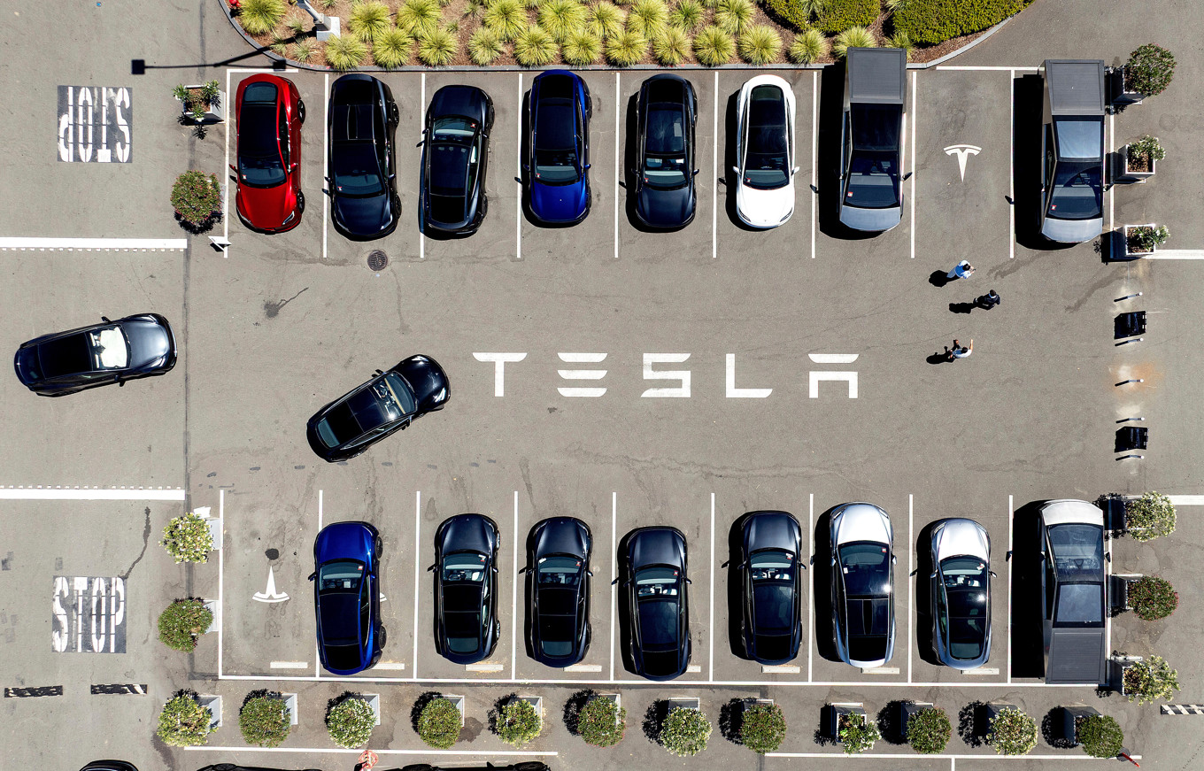 Tesla-bilar parkerade utanför företagets anläggning i Fremont, Kalifornien. Arkivbild. Foto: Noah Berger/AP/TT