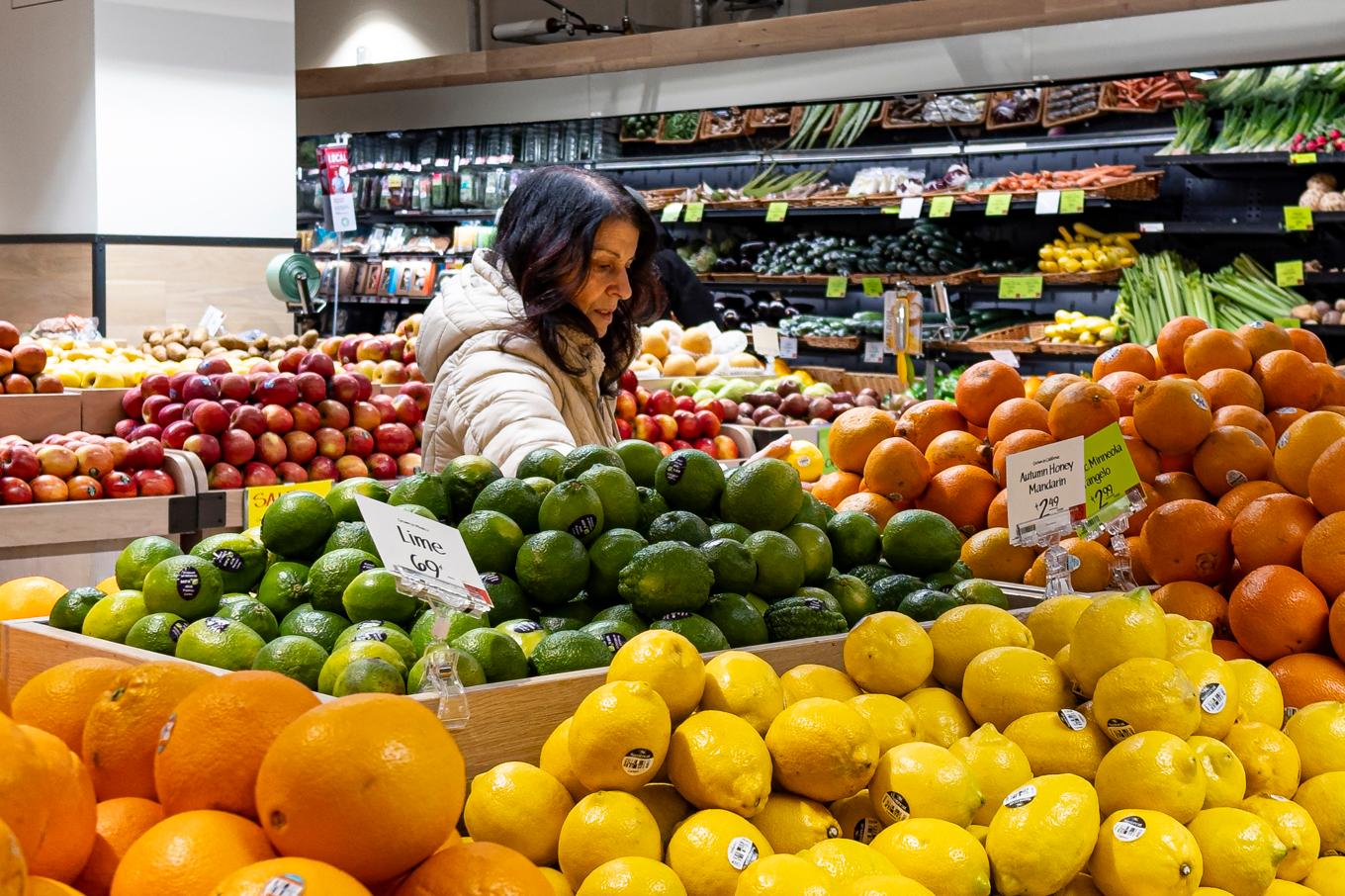 Stöd till utsatta ensamstående mödrar och deras barn genom kuponger som kan bytas mot näringsrik mat kan försvinna på grund av USA:s budgetnedstängning. Foto: Peter K. Afriyie/AP/TT