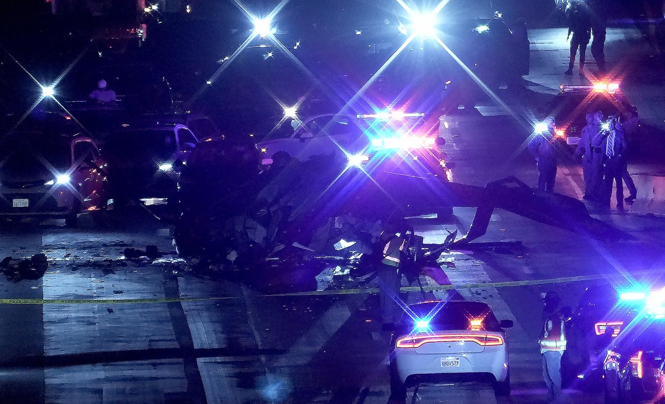 Räddningspersonal runt helikoptervraket på en motorväg i närheten av  Sacramento i Kalifornien. Foto: Rich Pedroncelli/AP/TT
