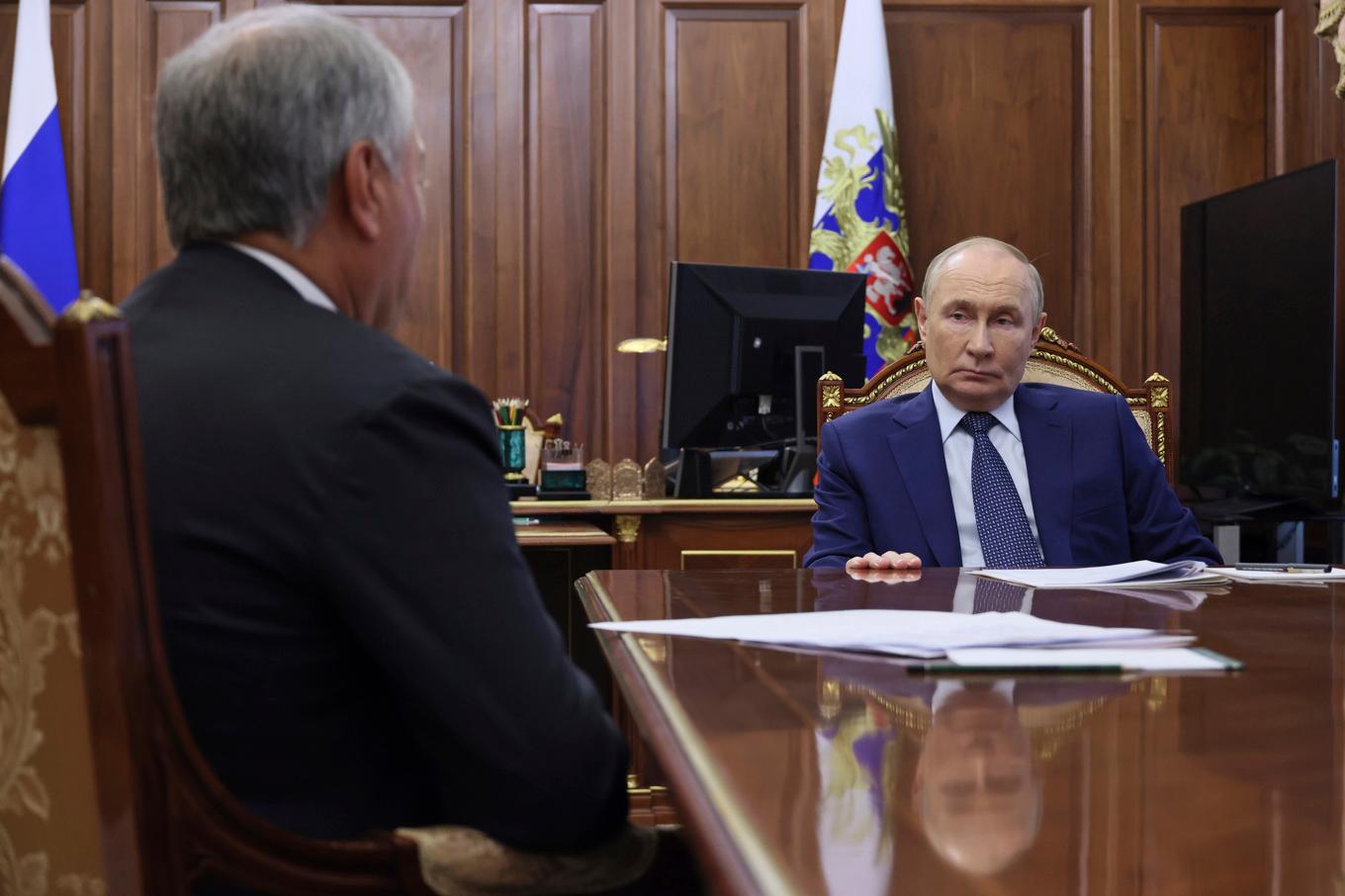 Ryssland lämnar formellt ett plutoniumavtal. Här är president Vladimir Putin i samspråk med statsdumans talman Vjatjeslav Volodin. Arkivbild. Foto: Mikhail Metzel/Sputnik/Kreml poolfoto via AP/TT