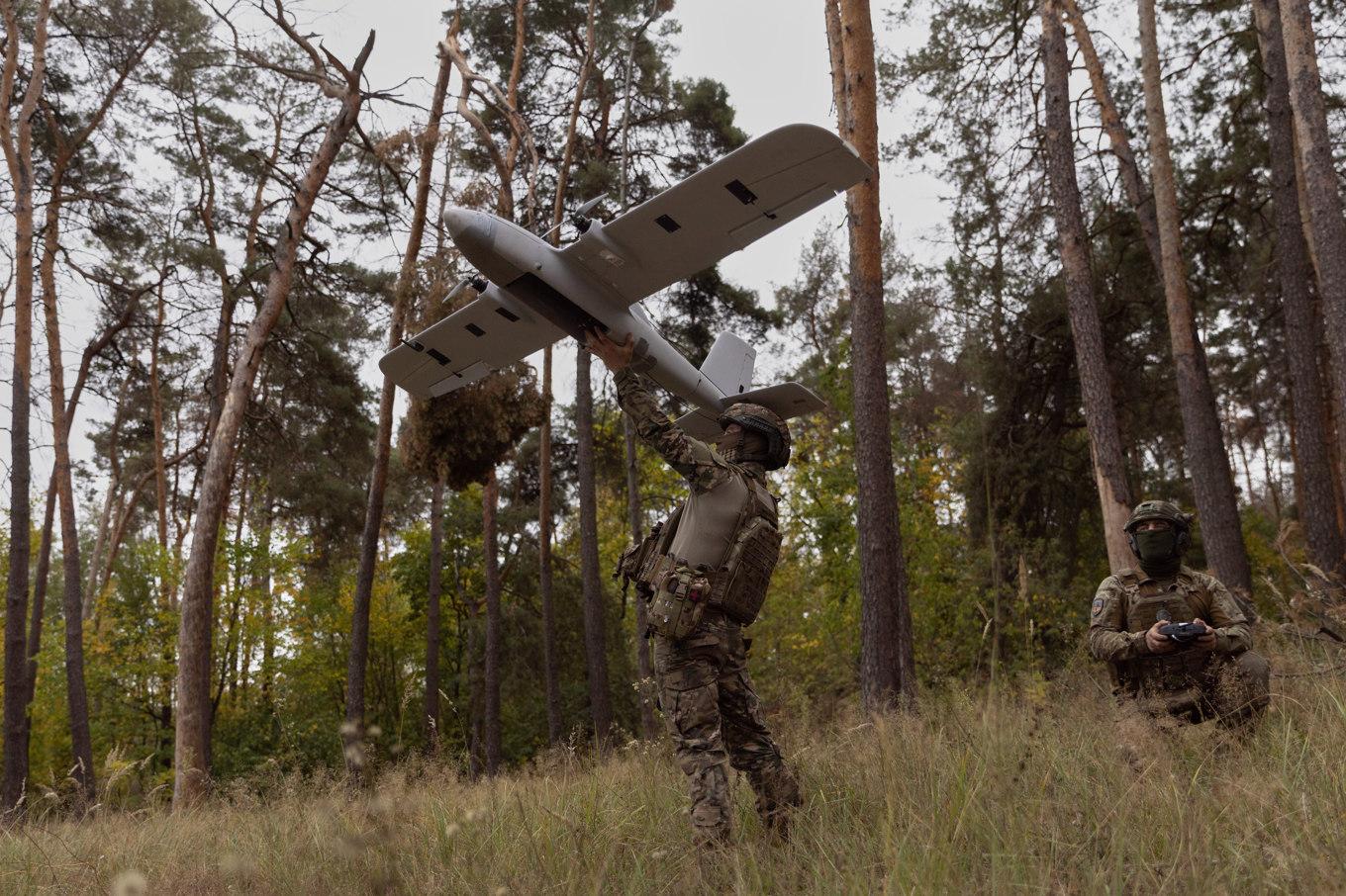 Ukrainska soldater förbereder en drönare i regionen Charkiv i slutet av september. Foto: Jevhen Titov/AP/TT