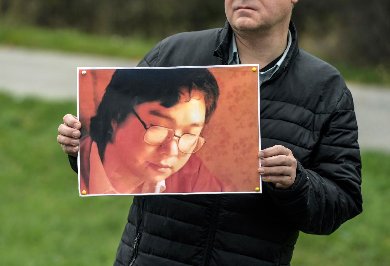 Foto på fängslade förläggaren Gui Minhai under en stödmanifestation i Stockholm 2018. Arkivfoto. Foto: Anders Wiklund/TT