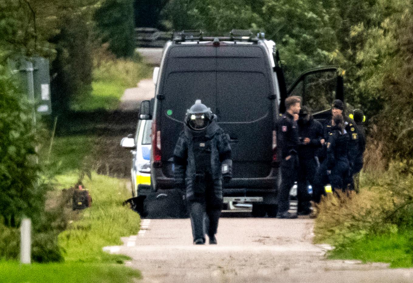 Polisens bombtekniker i skyddsdräkt på Kävlinge golfklubb. Foto: Johan Nilsson/TT