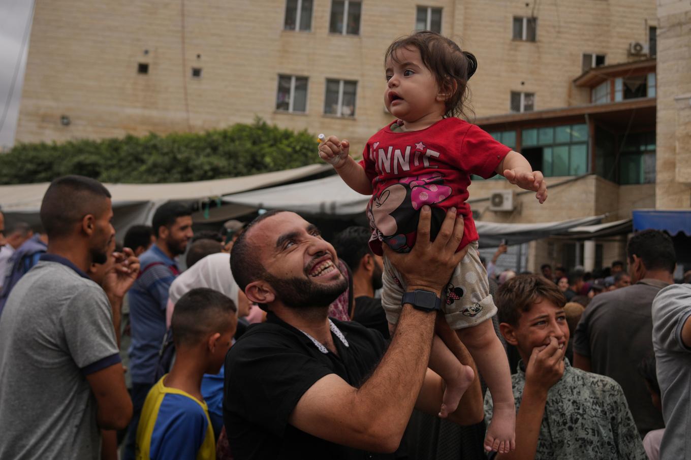 Jubel i Dayr al-Balah i centrala Gazaremsan på torsdagen. Foto: Abd al-Karm Hana/AP/TT