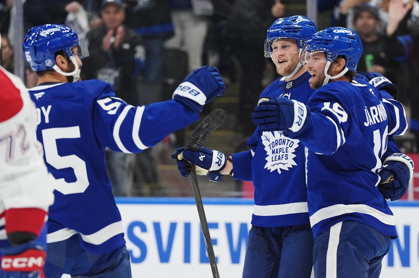 Calle Järnkrok, till höger, firar med sina lagkamrater efter sitt mål mot Montreal. Foto: Frank Gunn/AP/TT