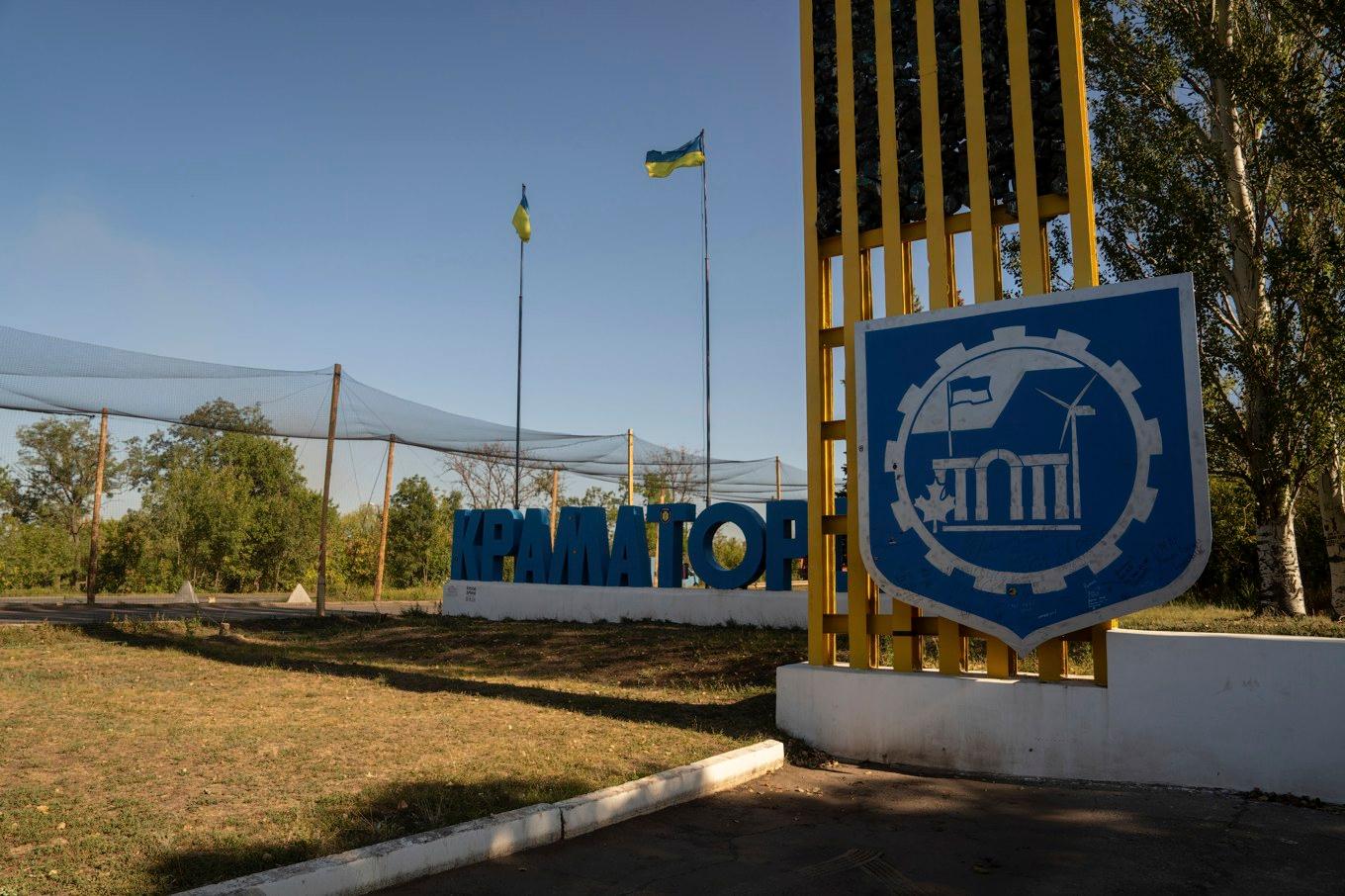 Skyltar vid infarten till Kramatorsk. Över vägen sitter nät som ska skydda bilar mot drönare. Bild från i september. Foto: Aleks Babenko/AP/TT