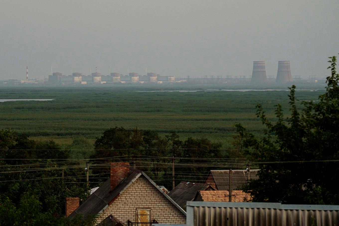 Det stora kärnkraftverket i ockuperade Zaporizjzja, här fotograferat på avstånd från Nikopol på den ukrainskt kontrollerade sidan av floden Dnepr. Arkivbild. Foto: Evgeniy Maloletka/AP/TT