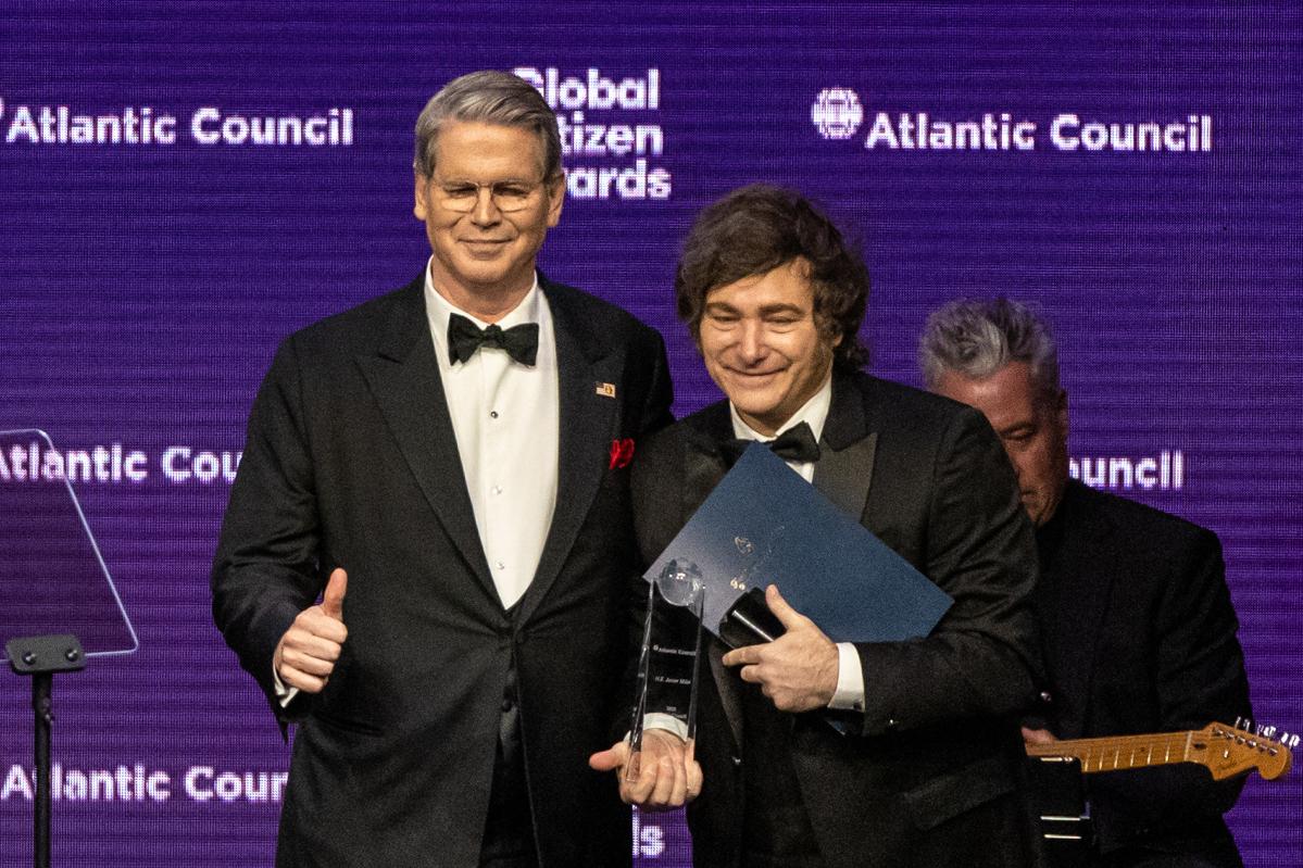 USA:s finansminister Scott Bessent och Argentinas president Javier Milei. Arkivbild. Foto: Stefan Jeremiah/AP/TT