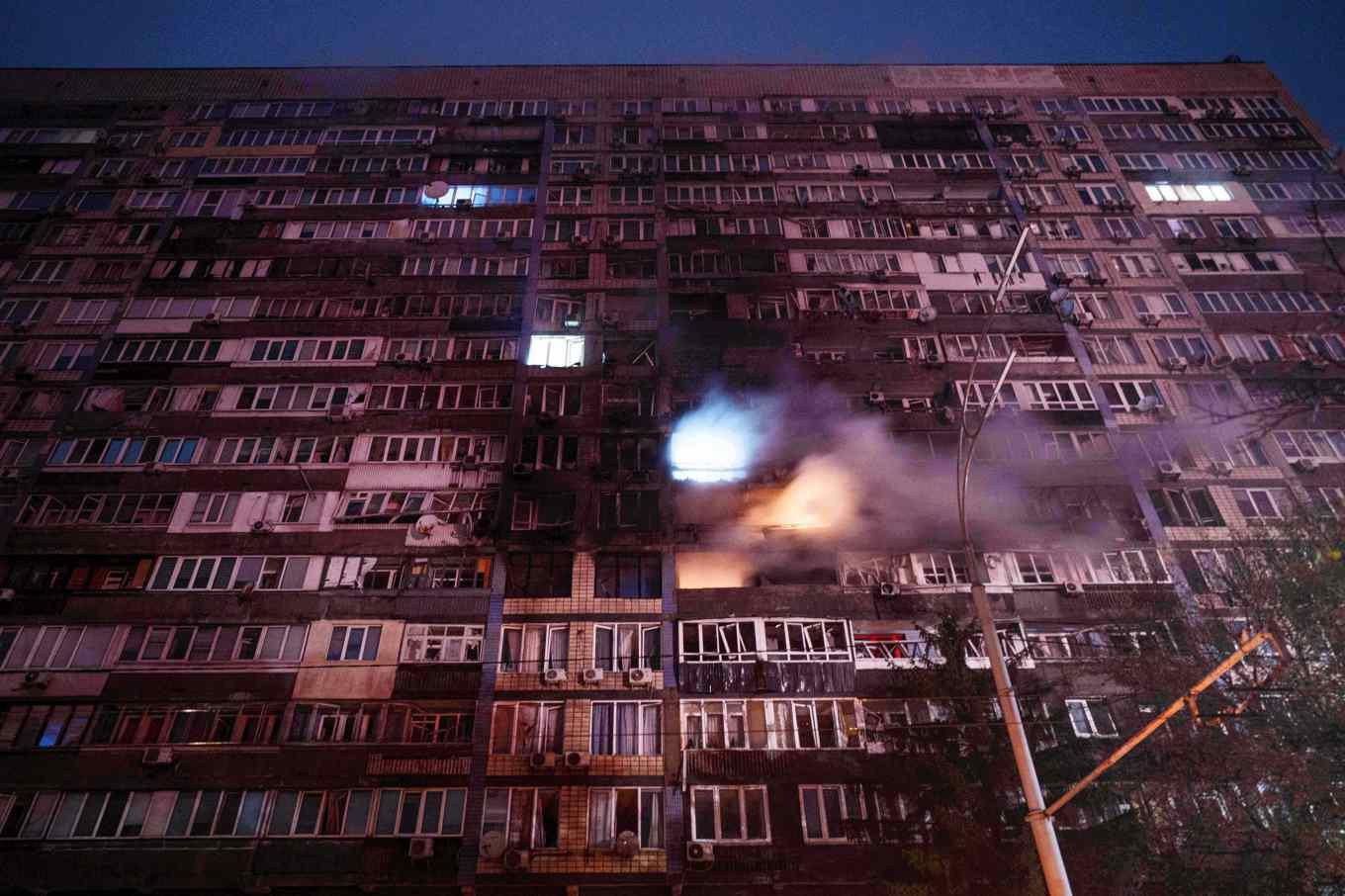 En skadad byggnad efter en rysk attack under natten mot fredagen. Foto: Evgeniy Maloletka/AP/TT