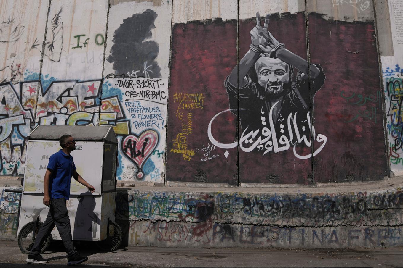 Hyllningsmålning till Marwan Barghouti på Israels separationsbarriär på Västbanken. Texten lyder "vi ses snart". Bild tagen i augusti. Foto: Mahmud Illian/AP/TT