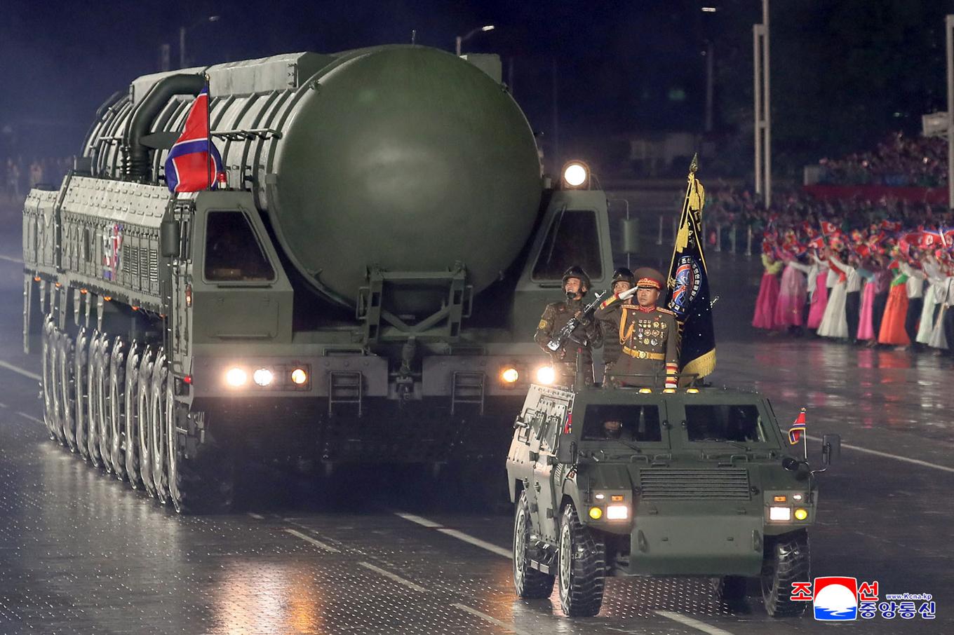 Hwasong-20 och andra vapen visades upp under en parad. Bilden har släppts av Nordkoreas statliga nyhetsbyrå KCNA. Foto: KCNA/AP/TT