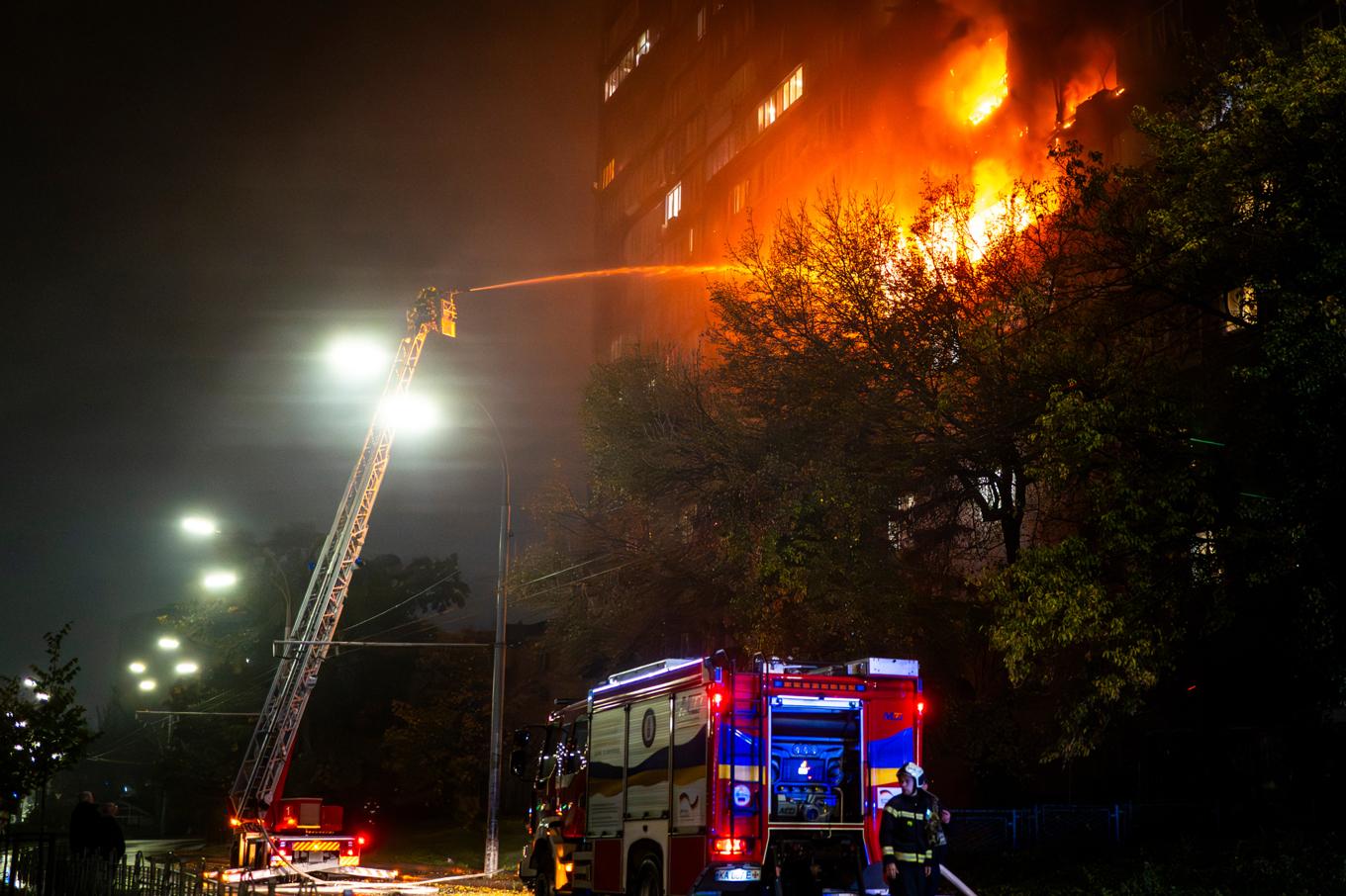 Räddningstjänsten försöker släcka en brand efter ryska attacker mot Kiev natten mot fredagen. Foto: Dan Bashakov/AP/TT