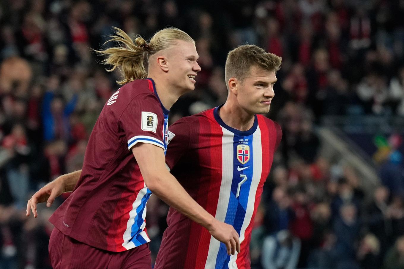 Erling Haaland och Alexander Sørloth firar under VM-kvalmatchen mot Israel. Foto: Fredrik Varfjell/NTB/TT