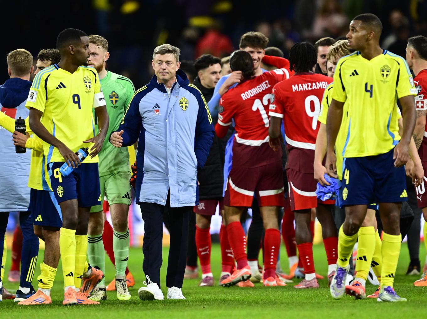 Sveriges förbundskapten Jon Dahl Tomasson deppar efter förlusten mot Schweiz. Foto: Jonas Ekströmer/TT