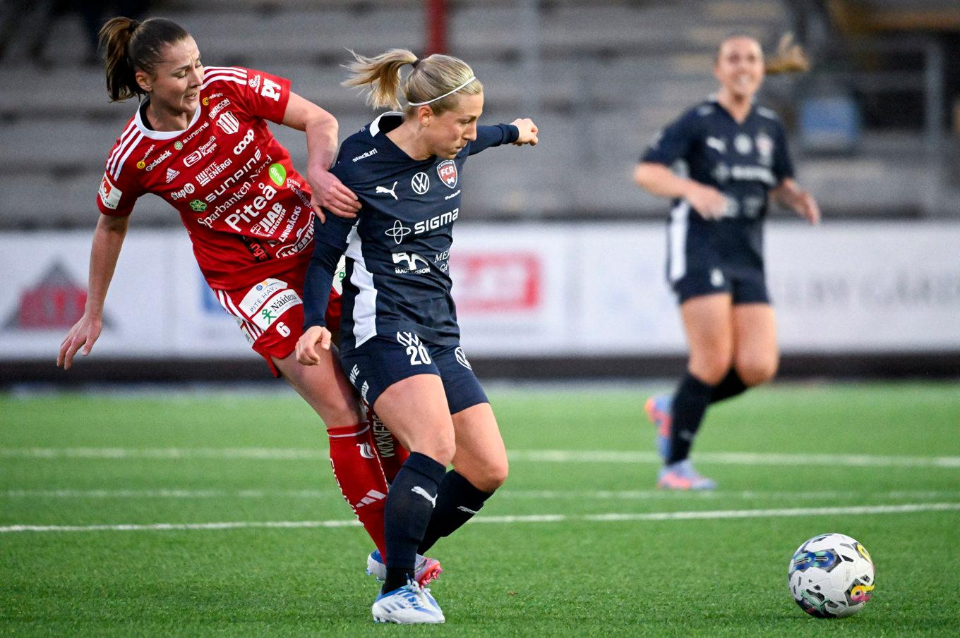 Olivia Holm, i rött, och hennes Piteå vann ödesmötet mot Växjö. Arkivbild. Foto: Johan Nilsson/TT