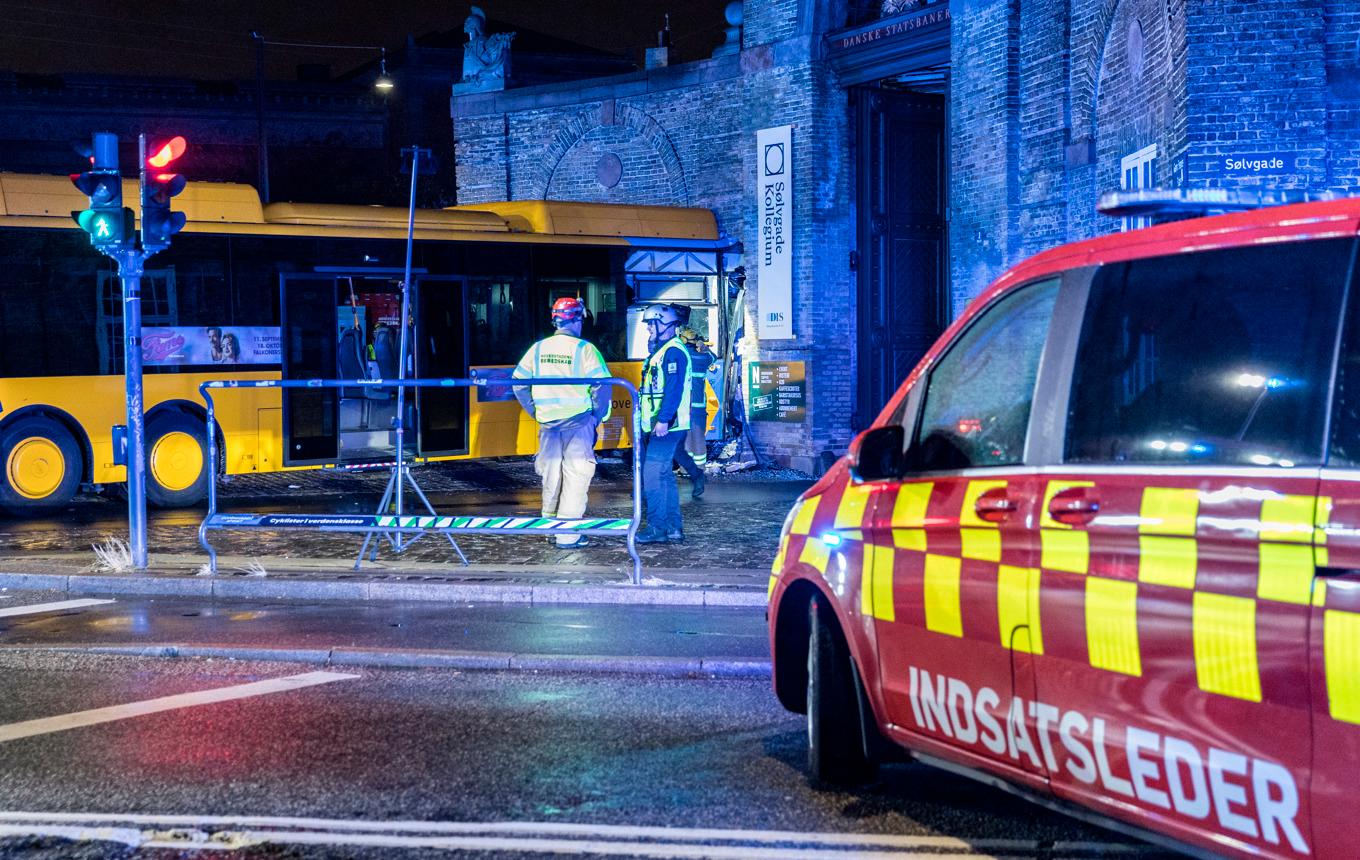 Det går inte att flytta på bussen eftersom husfasaden då riskerar att falla, enligt polisen. Foto: Steven Knap/Scanpix/TT